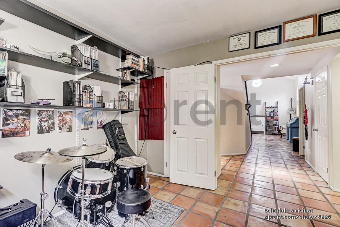 Building Photo - 40050 Spinning Wheel Dr