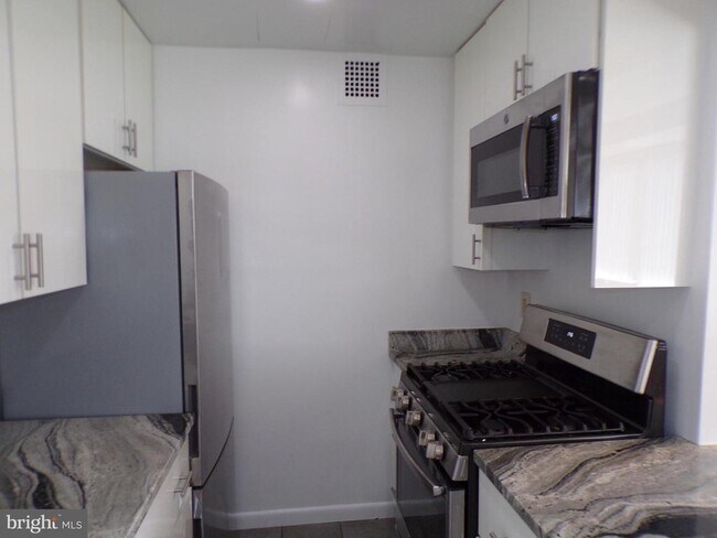 Building Photo - 4390 Lorcom Ln