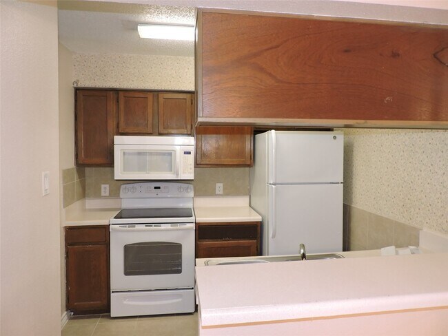 Building Photo - 17401 Red Oak Dr