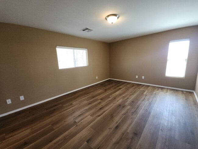 Building Photo - Beautiful detached home with fully fenced back yard.