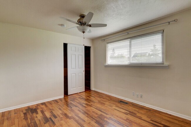 Building Photo - 2 Bedroom Pet Friendly Rambler in Town