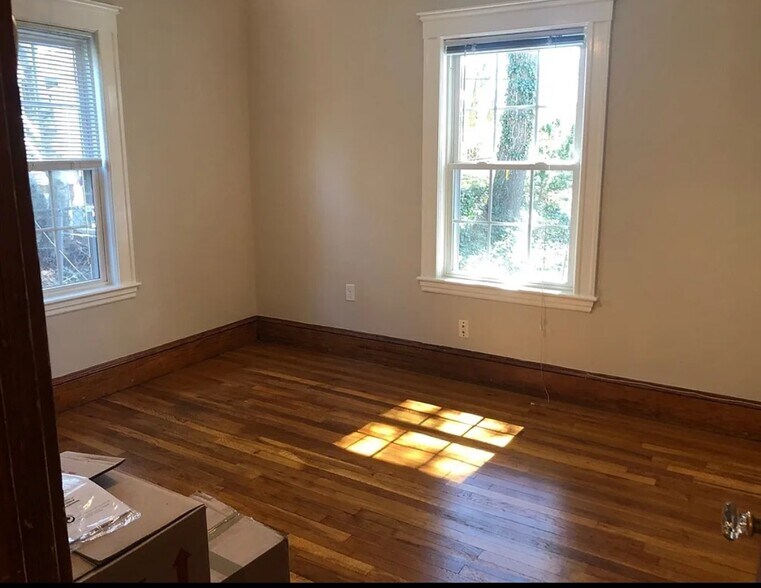 Building Photo - 124 Bynner St