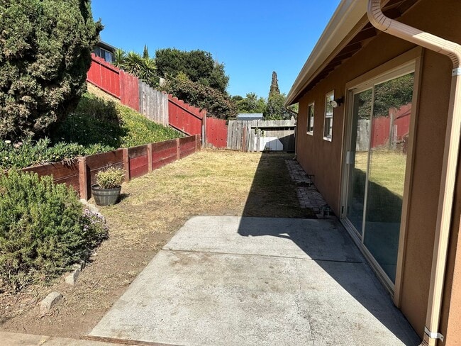Building Photo - Beautiful Salinas Home