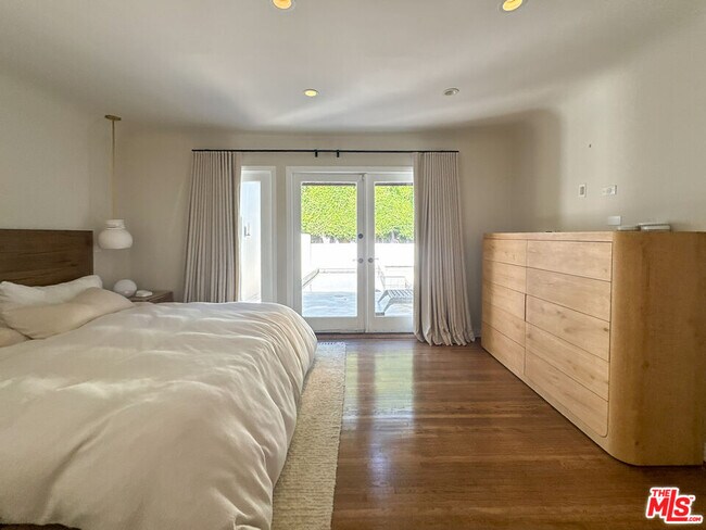 Building Photo - 345 Westbourne Dr