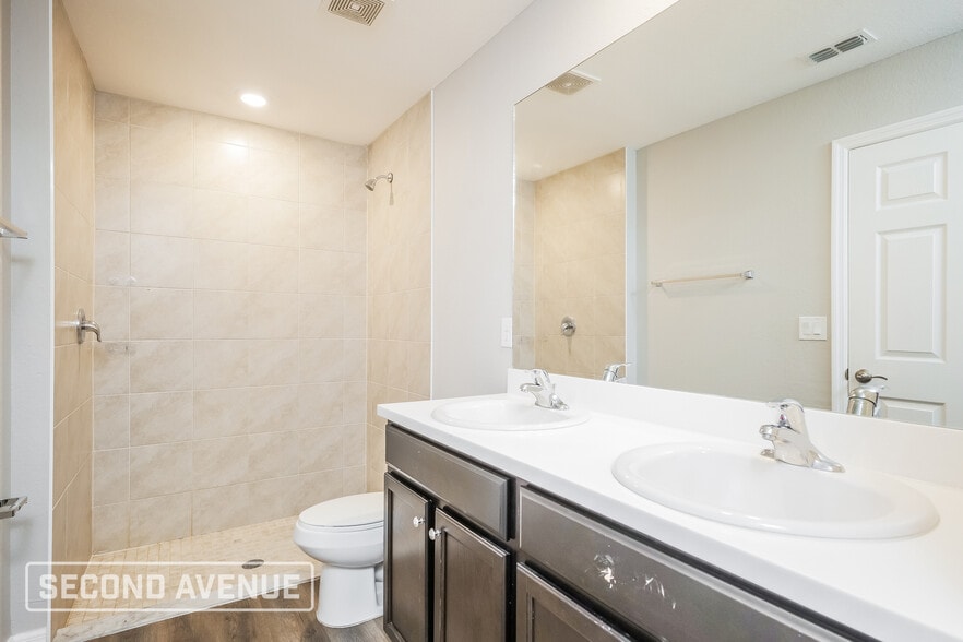 Building Photo - 930 NE 16th Terrace