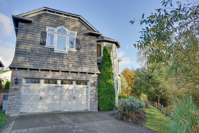 Building Photo - Kent Easthill 2 Story