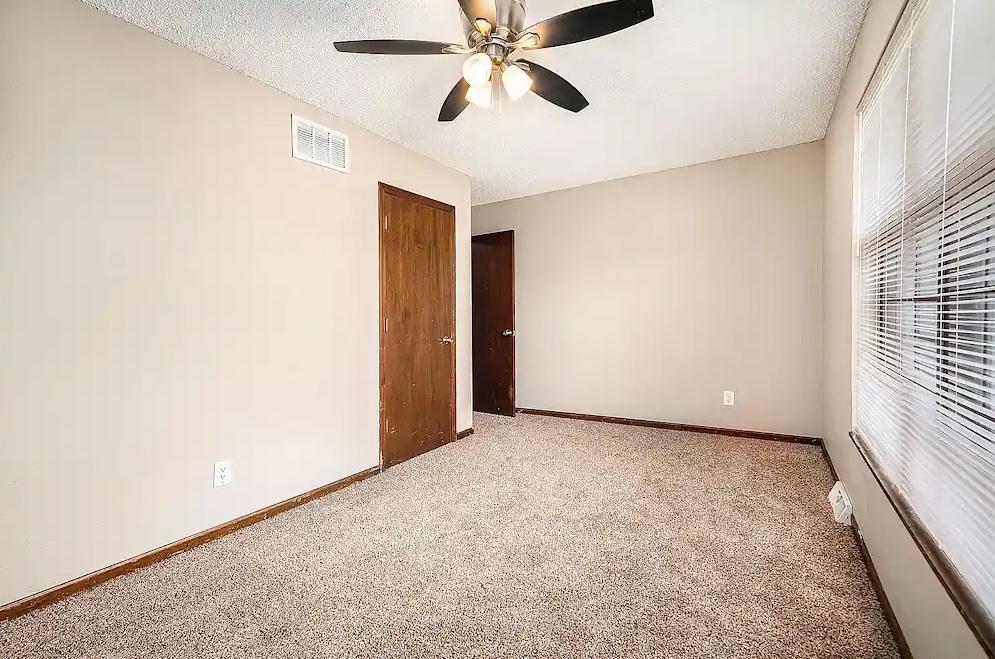 Building Photo - 200 NE Woods Chapel Rd