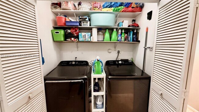 Building Photo - 5470 Pine Cir