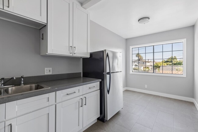 Building Photo - Beautiful 1BR 1BA Unit with Attached 1-Car...