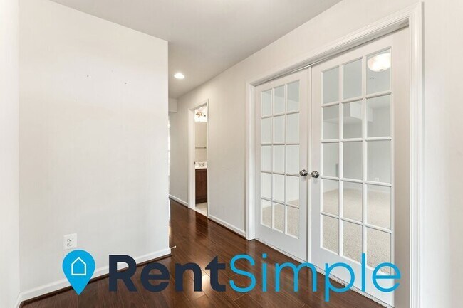 Building Photo - 7827 Crescent Park Dr