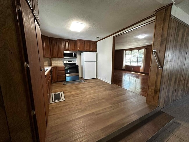 Building Photo - 421 Corvet St