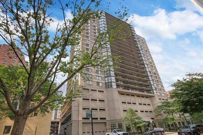 Primary Photo - 33 W Delaware Pl