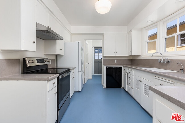 Building Photo - 2091 N Roosevelt Ave