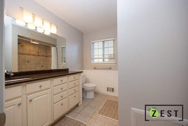 Building Photo - 415 N Fox Hills Dr