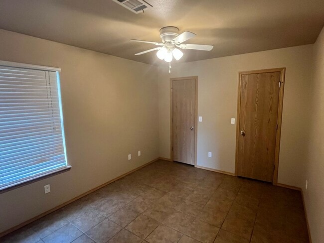 Building Photo - 1528 E 11th Cove