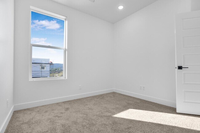 Building Photo - HURRICANE TOWNHOME - END UNIT