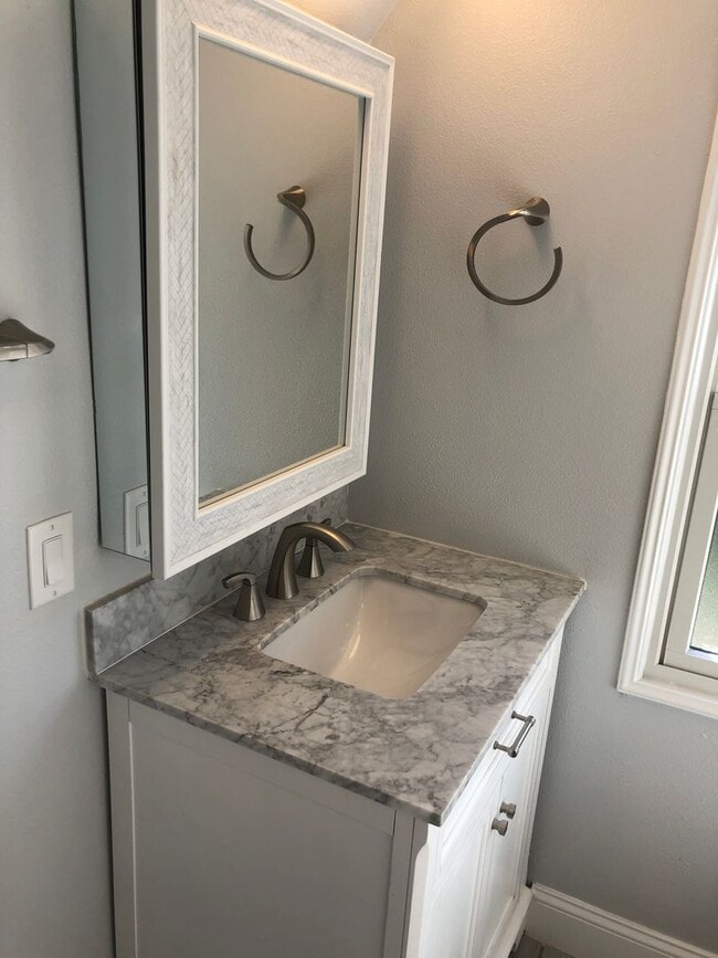 Building Photo - ALL PROSPECTIVE TENANTS MUST SUBMIT A $58 NON-REFUNDABLE APPLICATION FEE PER APPLICANT ONLINE AND...