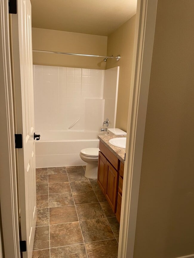 Building Photo - Beautiful 4 Bedroom in a small and exclusive neighborhood