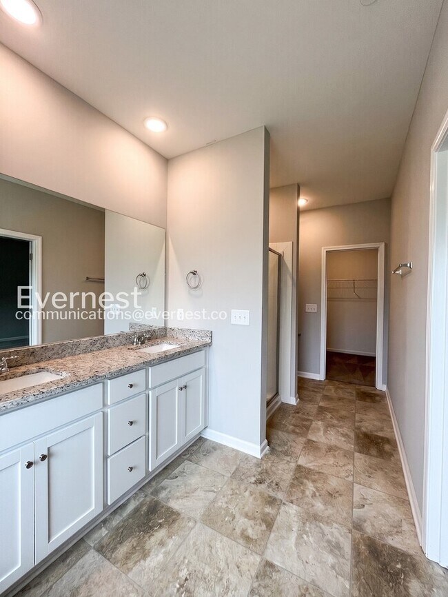 Building Photo - Home with Fenced Yard and Garage / 4 Bed, 2 Bath  / Voucher Accepted / Pet-friendly / Coming Soon!