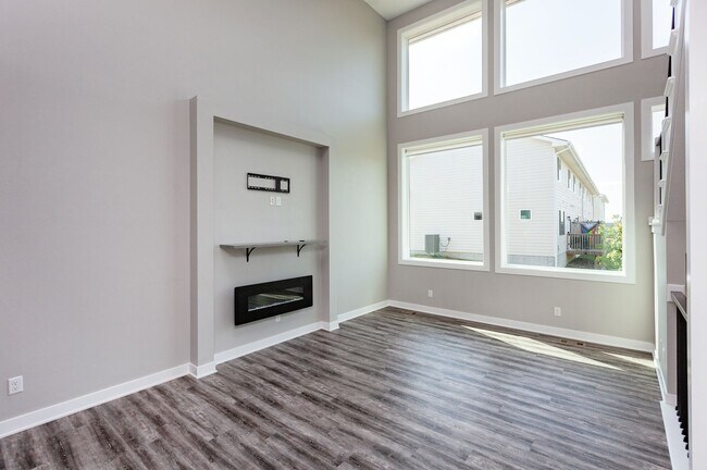 Building Photo - HUGE TOWNHOME!! 2 Bedroom, 3.5 Bathroom Townhome in Grimes!