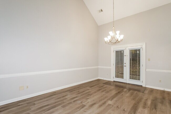 Building Photo - 2418 Lake Edge Dr