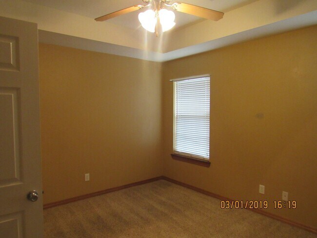 Building Photo - PET FRIENDLY WITH OWNER APPROVAL!!