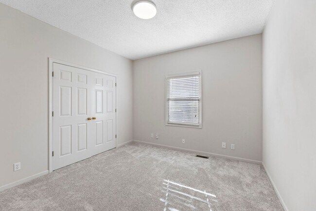 Building Photo - Four Bedroom Home Available in Overland Park