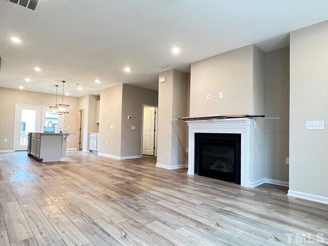 Building Photo - 4 Bedroom Luxury Townhome close to Raleigh Downtown