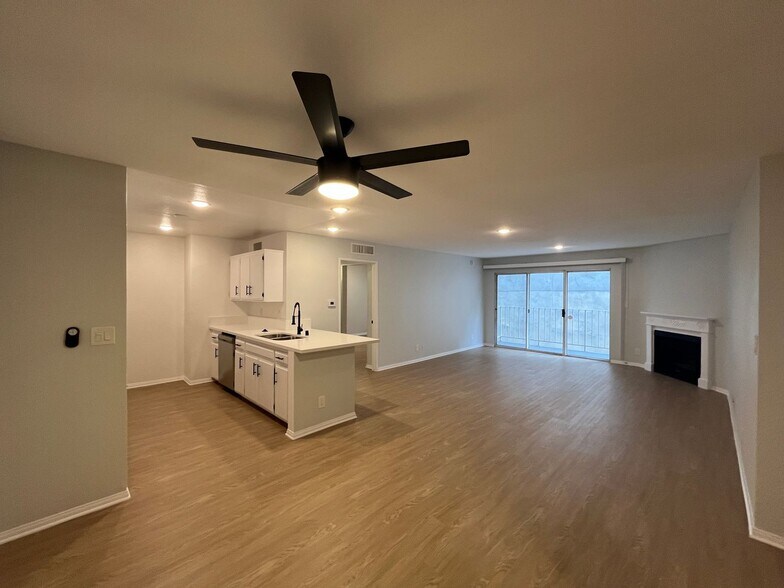 Interior Photo - 1945 Glendon Avenue