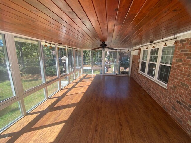 Building Photo - Gorgeous 5 Bedroom 3 Bathroom Brick Home in Woodside Plantation!