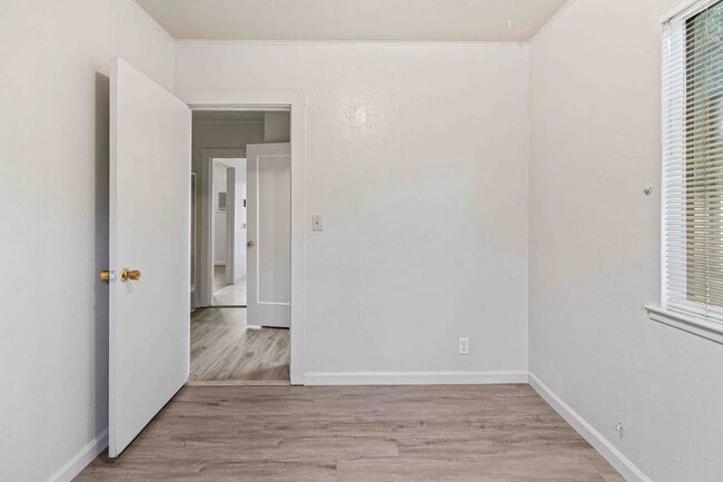 Building Photo - 2 bedroom / 1 bathroom available for rent ...