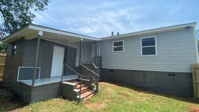 Building Photo - 2-Bed Home in Oakridge Community - Renovated