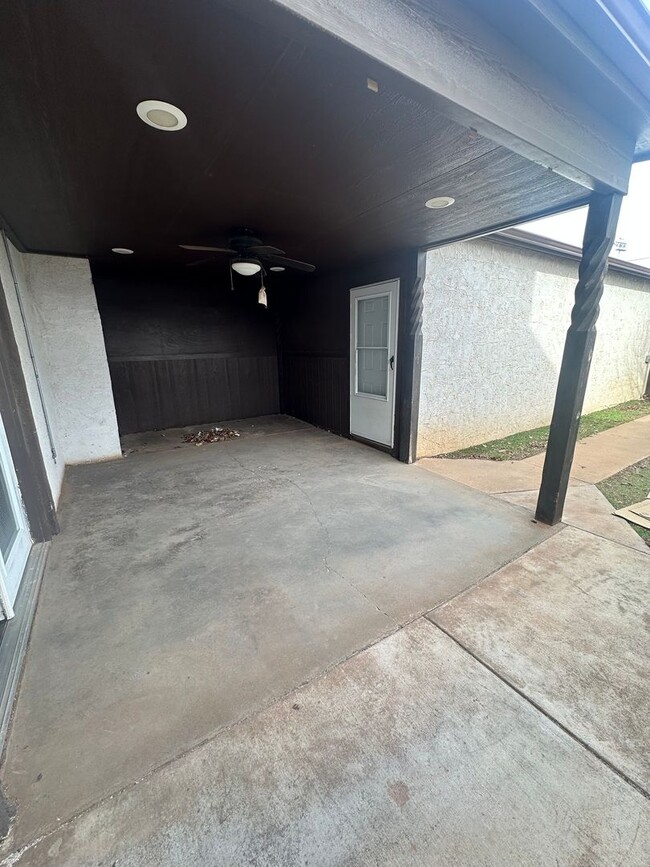 Building Photo - Spacious 2 Bed Condo! Fully Fence Backyard...