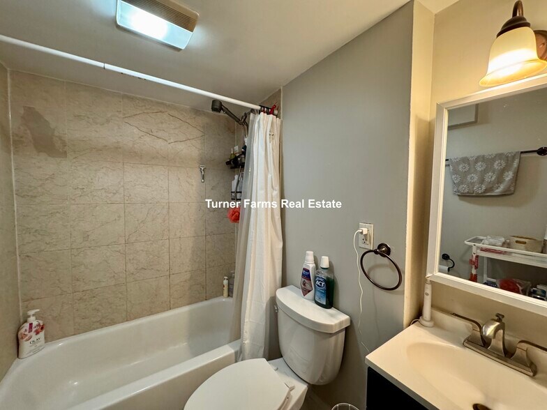 Building Photo - 717 Parker St