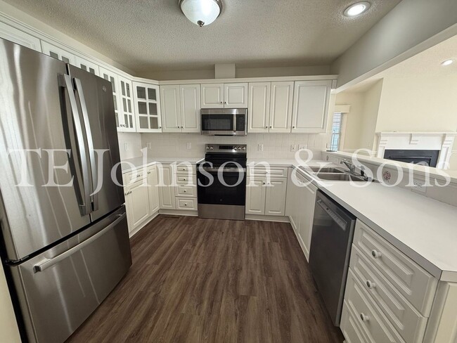 Building Photo - Spacious 3BR Home with Vaulted Ceilings, Gas Logs & Two Car Garage in Winston-Salem