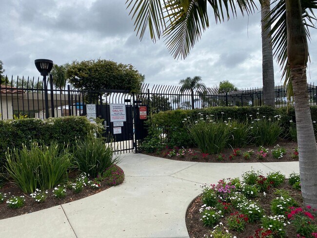 Building Photo - Spacious 4 Bedroom 2 Bath in Desirable Oceanside!