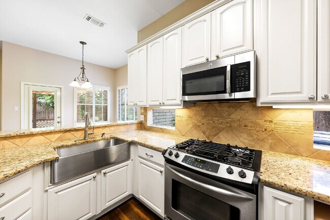 Building Photo - Spacious Cul De Sac Location Surrounded by...