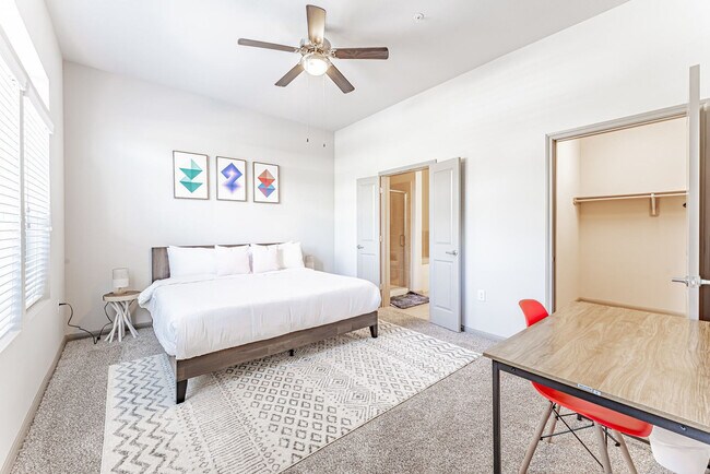 Building Photo - 2301 1/2 Montopolis Dr