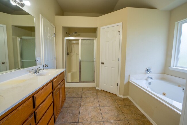 Building Photo - 4 Bed | 2 Bath | Owasso | $2060 | Mid July