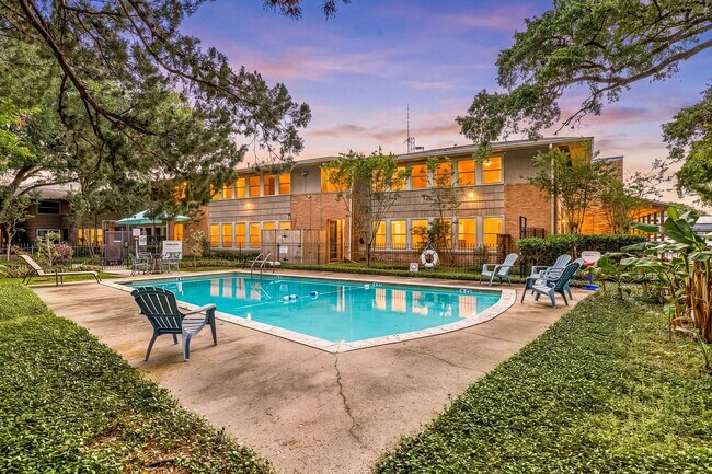 Building Photo - 4018 Blue Bonnet Blvd