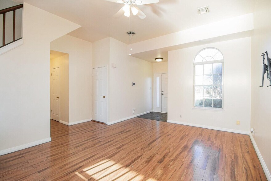 Building Photo - 6280 Spring Knoll Dr