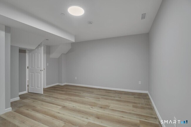 Building Photo - 192 Hartford Rd