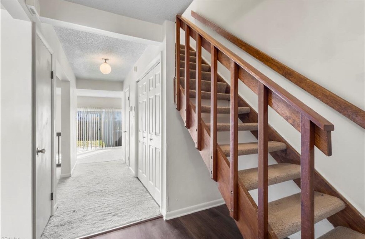 Building Photo - 900 Monarch Dr