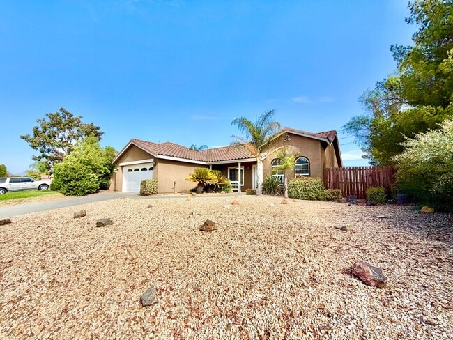 Building Photo - 102 Goldenrod Ave