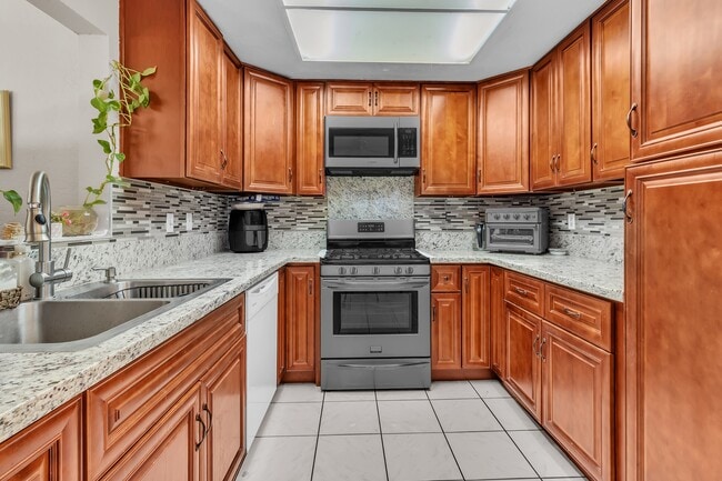 Building Photo - 11322 Oakwood Dr