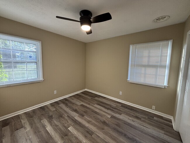 Building Photo - 4849 Rosehill Rd