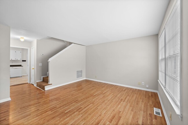 Building Photo - Awesome 2BE/1.5BA duplex in fantastic location in Nashville!