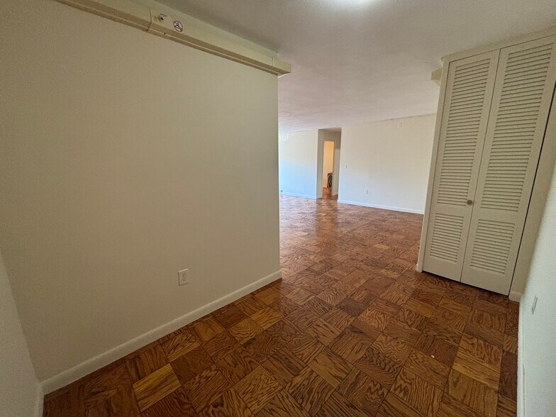 Building Photo - 16 Monmouth Ct