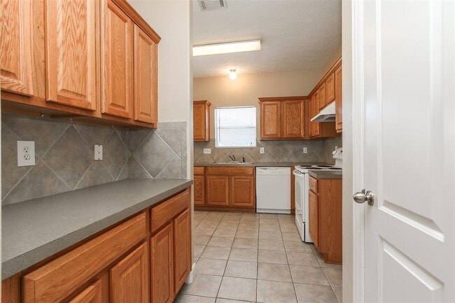 Building Photo - 24006 Lestergate Dr