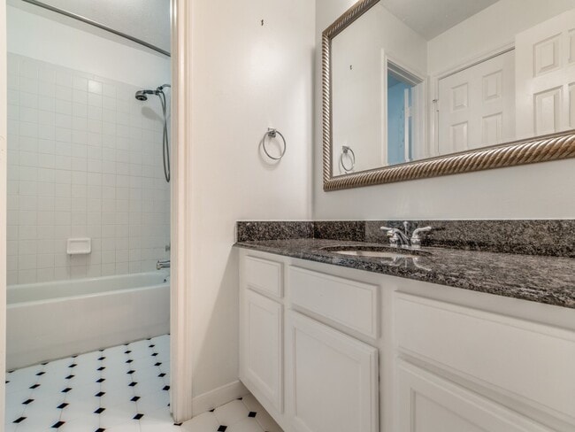 Building Photo - 1319 Park Wind Dr